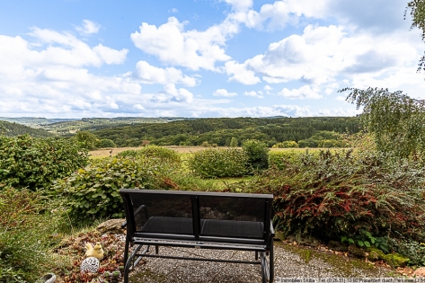 Traumhafter Panoramablick: Gro�z�giger Winkelbungalow am Ortsrand von Senscheid in der Eifel