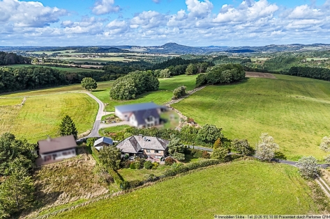 Traumhafter Panoramablick: Gro�z�giger Winkelbungalow am Ortsrand von Senscheid in der Eifel