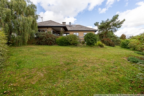 Traumhafter Panoramablick: Gro�z�giger Winkelbungalow am Ortsrand von Senscheid in der Eifel