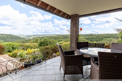 Traumhafter Panoramablick: Gro�z�giger Winkelbungalow am Ortsrand von Senscheid in der Eifel