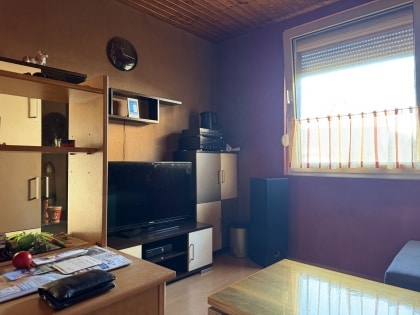Viel Potenzial - sanierungsbed�rftiges Einfamilienhaus mit Garten und zwei Garagen
