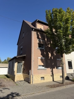 Viel Potenzial - sanierungsbed�rftiges Einfamilienhaus mit Garten und zwei Garagen