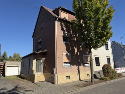 Viel Potenzial - sanierungsbed�rftiges Einfamilienhaus mit Garten und zwei Garagen