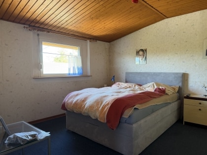 Viel Potenzial - sanierungsbed�rftiges Einfamilienhaus mit Garten und zwei Garagen