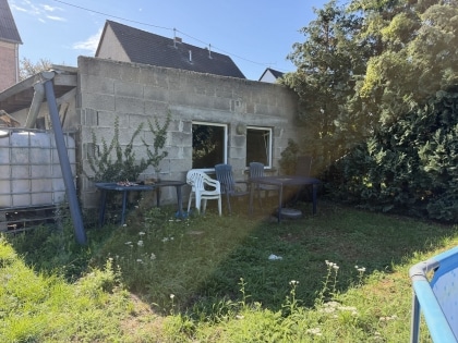 Viel Potenzial - sanierungsbed�rftiges Einfamilienhaus mit Garten und zwei Garagen