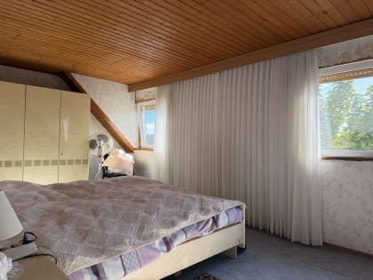 Viel Potenzial - sanierungsbed�rftiges Einfamilienhaus mit Garten und zwei Garagen