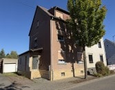 Viel Potenzial - sanierungsbed�rftiges Einfamilienhaus mit Garten und zwei Garagen