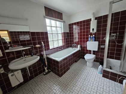 Vielseitig nutzbares B�rohaus mit Lagerfl�chen und Garagen in guter Lage