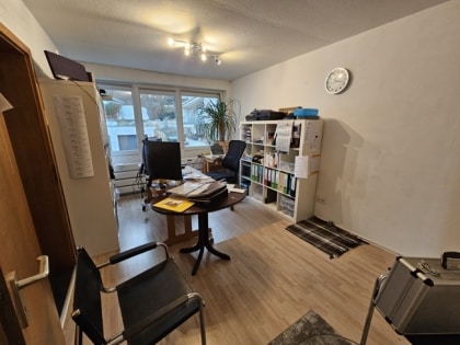 Vielseitig nutzbares B�rohaus mit Lagerfl�chen und Garagen in guter Lage