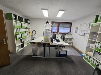 Vielseitig nutzbares B�rohaus mit Lagerfl�chen und Garagen in guter Lage