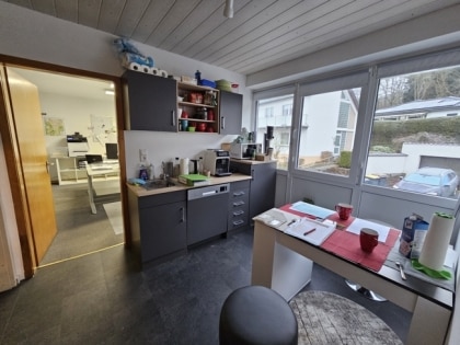 Vielseitig nutzbares B�rohaus mit Lagerfl�chen und Garagen in guter Lage