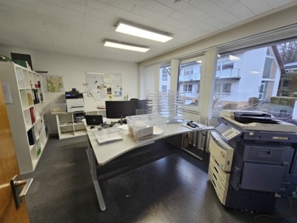 Vielseitig nutzbares B�rohaus mit Lagerfl�chen und Garagen in guter Lage