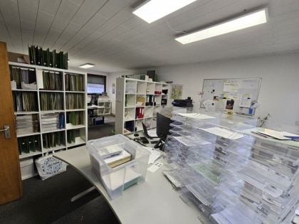 Vielseitig nutzbares B�rohaus mit Lagerfl�chen und Garagen in guter Lage