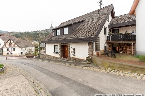 Vollvermietetes 2-Familienhaus mit 4 Garagen in Antweiler an der Ahr