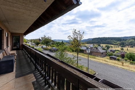 Weitblick in Langscheid bei Mayen: Wohnhaus mit Einliegerwohnung und Garagen