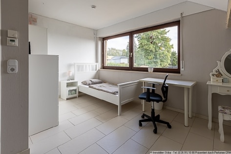 Weitblick in Langscheid bei Mayen: Wohnhaus mit Einliegerwohnung und Garagen
