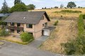 Weitblick in Langscheid bei Mayen: Wohnhaus mit Einliegerwohnung und Garagen