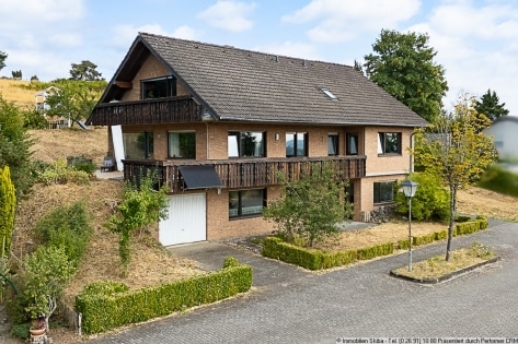 Weitblick in Langscheid bei Mayen: Wohnhaus mit Einliegerwohnung und Garagen