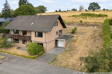 Weitblick in Langscheid bei Mayen: Wohnhaus mit Einliegerwohnung und Garagen