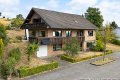 Weitblick in Langscheid bei Mayen: Wohnhaus mit Einliegerwohnung und Garagen