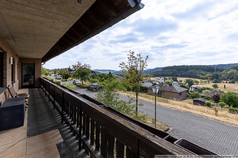 Weitblick in Langscheid bei Mayen: Wohnhaus mit Einliegerwohnung und Garagen