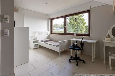 Weitblick in Langscheid bei Mayen: Wohnhaus mit Einliegerwohnung und Garagen