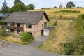 Weitblick in Langscheid bei Mayen: Wohnhaus mit Einliegerwohnung und Garagen