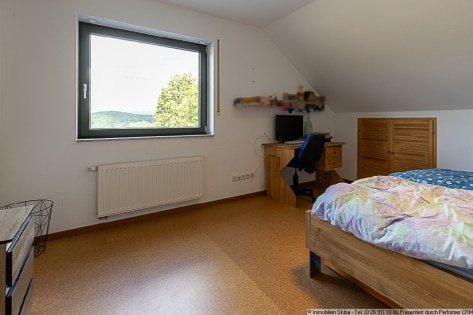Weitblick ins Gr�ne: Einfamilienhaus aus 2002 mit Einliegerwohnung bei Adenau
