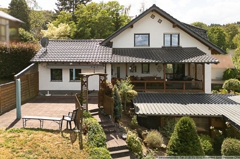 Weitblick ins Gr�ne: Einfamilienhaus aus 2002 mit Einliegerwohnung bei Adenau