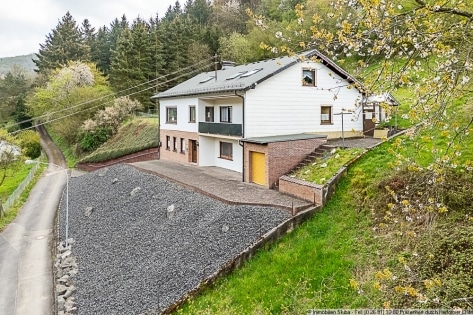 Weitblick ber das Kesselinger Tal: Wohnhaus in ruhiger Ortsrandlage