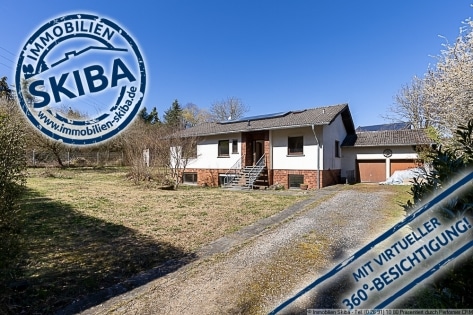 Weitl�ufiges Grundst�ck am Ortsrand: Bungalow mit Doppelgarage