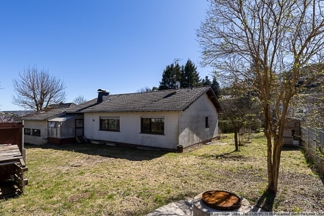 Weitl�ufiges Grundst�ck am Ortsrand: Bungalow mit Doppelgarage