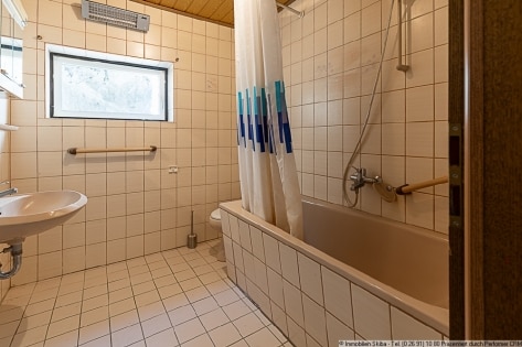 Weitl�ufiges Grundst�ck am Ortsrand: Bungalow mit Doppelgarage