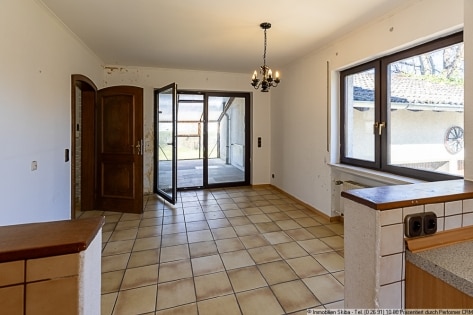 Weitl�ufiges Grundst�ck am Ortsrand: Bungalow mit Doppelgarage