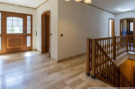 Weitl�ufiges Grundst�ck am Ortsrand: Bungalow mit Doppelgarage