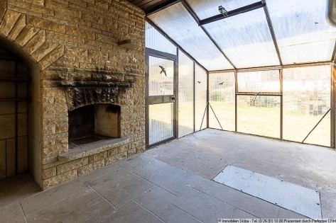 Weitl�ufiges Grundst�ck am Ortsrand: Bungalow mit Doppelgarage