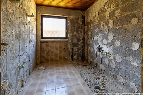 Weitl�ufiges Grundst�ck am Ortsrand: Bungalow mit Doppelgarage