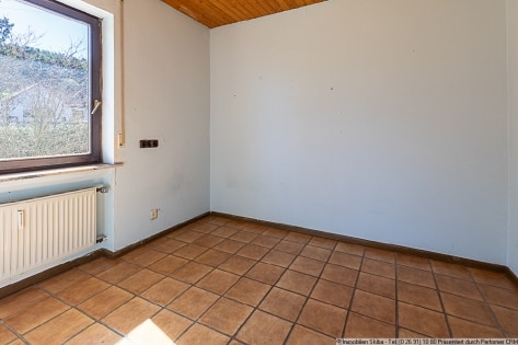 Weitl�ufiges Grundst�ck am Ortsrand: Bungalow mit Doppelgarage