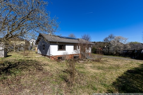 Weitl�ufiges Grundst�ck am Ortsrand: Bungalow mit Doppelgarage