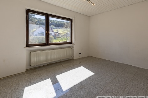Weitl�ufiges Grundst�ck am Ortsrand: Bungalow mit Doppelgarage