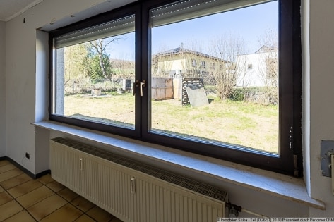 Weitl�ufiges Grundst�ck am Ortsrand: Bungalow mit Doppelgarage