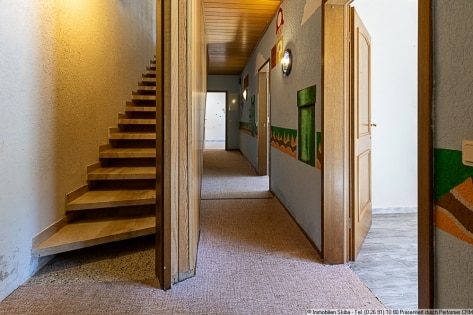 Weitl�ufiges Grundst�ck am Ortsrand: Bungalow mit Doppelgarage