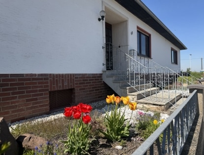 Wohnen auf einer Ebene: Bungalow mit Garten und Ausbaupotenzial in Ramersbach