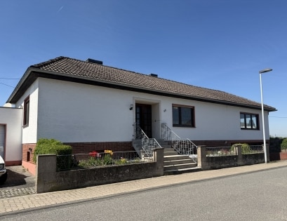 Wohnen auf einer Ebene: Bungalow mit Garten und Ausbaupotenzial in Ramersbach