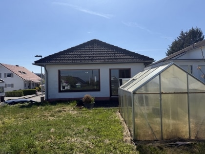 Wohnen auf einer Ebene: Bungalow mit Garten und Ausbaupotenzial in Ramersbach