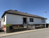 Wohnen auf einer Ebene: Bungalow mit Garten und Ausbaupotenzial in Ramersbach