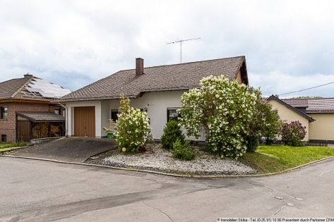 Wohnen auf einer Ebene in der Vulkaneifel: Einfamilienhaus mit Garten u. Garage in Uersfeld b. Ulmen