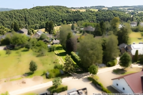 Wohnhaus mit Doppelgarage und Garten im ruhig gelegenen Pomster, N�he N�rburgring