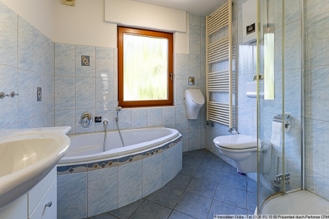 Wohnhaus mit Doppelgarage und Garten im ruhig gelegenen Pomster, N�he N�rburgring