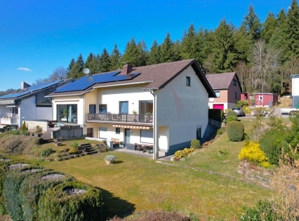   Wunderschn gelegener Bungalow mit Einliegerwohnung, Terrasse, Balkon, Garten, Garage, PV-Anlage und einmaligem Ausblick